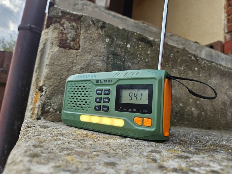 Радиоприемник 4500 мАч с солнечной панелью Powerbank динамо и фонарем MK5900804146032 фото